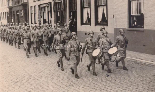 8. Bruggenmarsch te Dordrecht tijdens de mobilisatieperiode. image