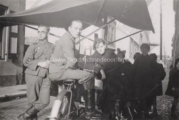 9. Duitse militairen bij een bakfiets, vermoedelijk ergens in Dordrecht image