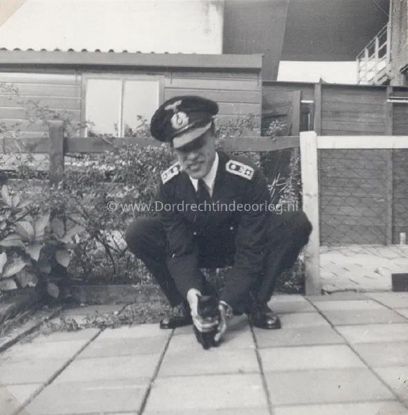 1.1 Kriegsmarine fotoalbum Dordrecht. image