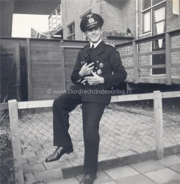 1.2 Kriegsmarine fotoalbum Dordrecht. image