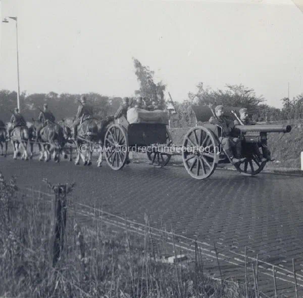 2.3 Kriegsmarine fotoalbum Dordrecht. image
