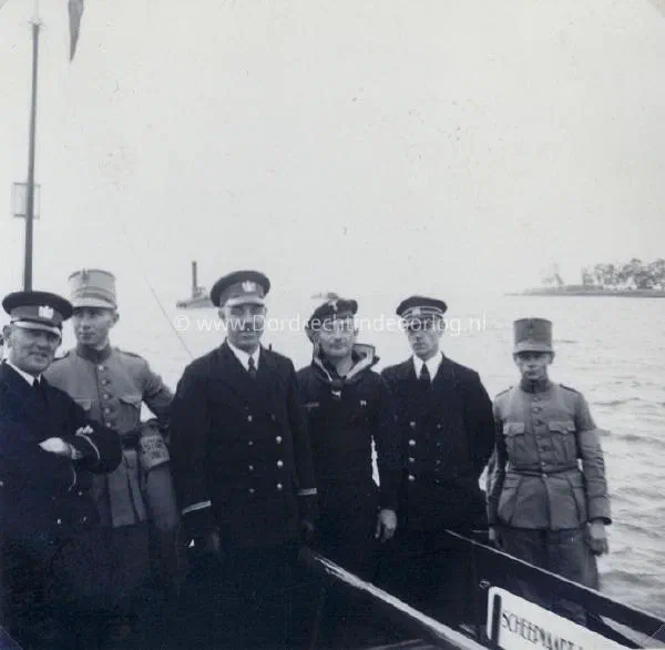 9.1 Kriegsmarine fotoalbum Dordrecht. image