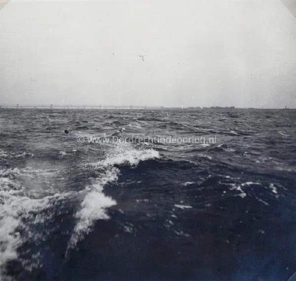 10.2 Kriegsmarine fotoalbum Dordrecht. image