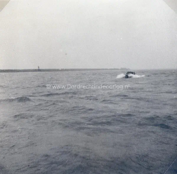 10.4 Kriegsmarine fotoalbum Dordrecht. image