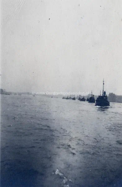 2. Duitse kriegsmarineschepen op de Oude-Maas bij Dordrecht image