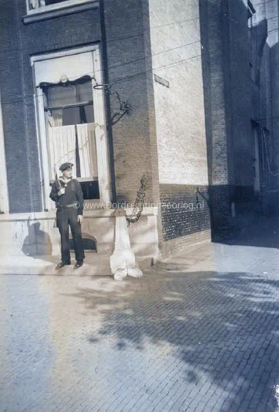 4. Kriegsmarine militair op wacht in de Nieuwe Haven bij de Venloostraat image