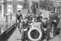 5. Kriegsmarine militairen in de Nieuwe Haven bij het Simon van Gein museum. thumbnail