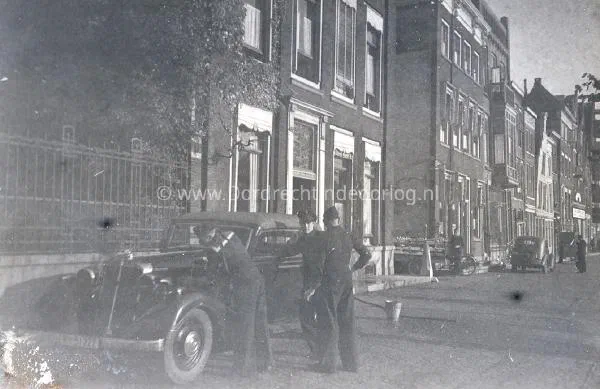 6. Kriegsmarine militairen wassen een auto in de Nieuwe Haven op de hoek van de Venloostraat. image