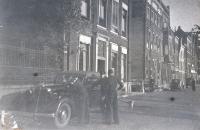 6. Kriegsmarine militairen wassen een auto in de Nieuwe Haven op de hoek van de Venloostraat. thumbnail