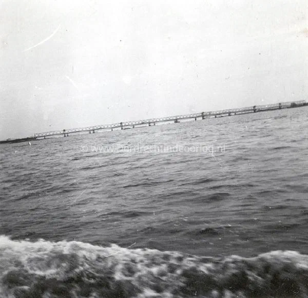 7. Zicht op de Moerdijkbruggen vanaf een Kriegsmarineschip. image