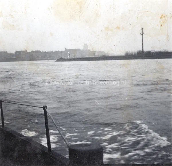 8. Zicht op Dordrecht vanaf een Kriegsmarine schip. image