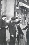 10. Kriegsmarine militairen in de Nieuwe Haven met een hond in Dordrecht. thumbnail