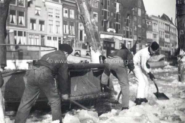 11. Kriegsmarine militairen maken een schip ijsvrij in de Nieuwe Haven in Dordrecht. image