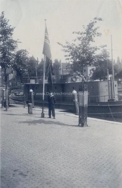 12. Kriegsmarine militair poseert in de Nieuwe Haven in Dordrecht. image