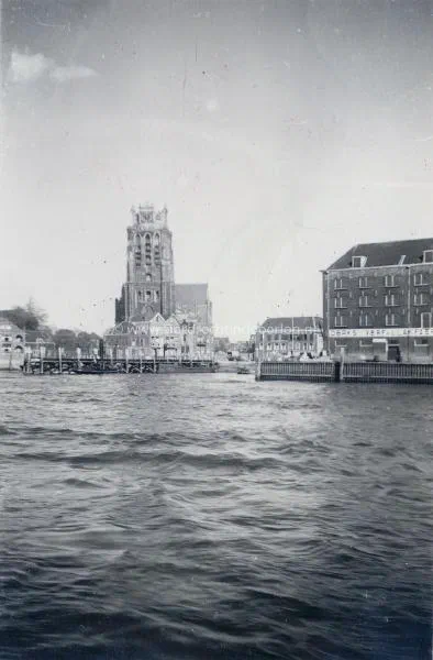 14. Kriegsmarine opname van de Grote Kerk, Hooikade en Kalkhaven in Dordrecht. image
