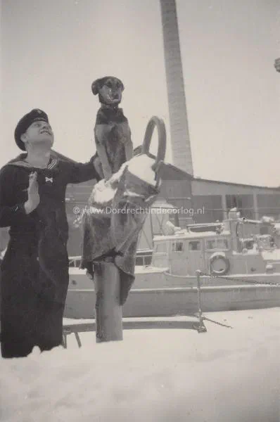 15. Kriegsmarine militairen in de haven van Werf de Biesbosch. image
