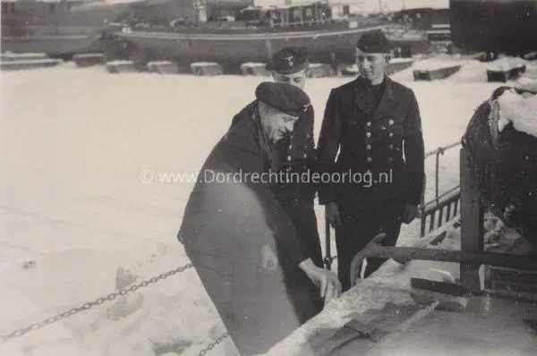 16. Kriegsmarine militairen in de haven van Werf de Biesbosch. image