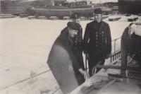 16. Kriegsmarine militairen in de haven van Werf de Biesbosch. thumbnail