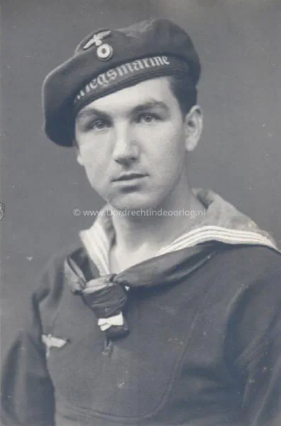 18. Kriegsmarine fotoportret fotoatelier Brugman Voorstraat Dordrecht. image