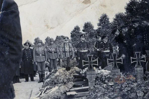 20. Een Kriegsmarine begrafenis op de Algemene Begraafplaats in Dordrecht. image