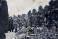 20. Een Kriegsmarine begrafenis op de Algemene Begraafplaats in Dordrecht. thumbnail