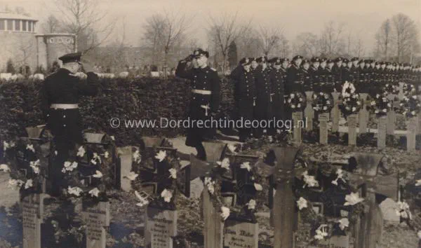 25. Duits eerbetoon Algemene Begraafplaats Dordrecht tweede wereldoorlog . image