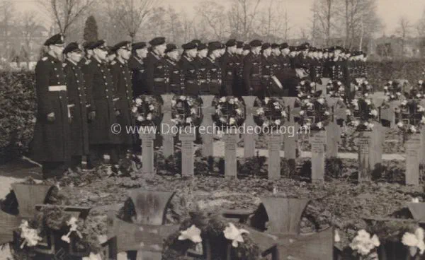 26. Duits eerbetoon Algemene Begraafplaats Dordrecht tweede wereldoorlog . image