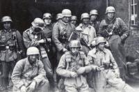 14. Diverse luchtlandingstroepen vermoedelijk ergens in Dordrecht tijdens de tweede wereldoorlog thumbnail