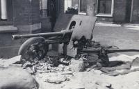 18. Het Nederlandse PAG geschut bij de Spuibrug in Dordrecht tijdens de tweede wereldoorlog thumbnail