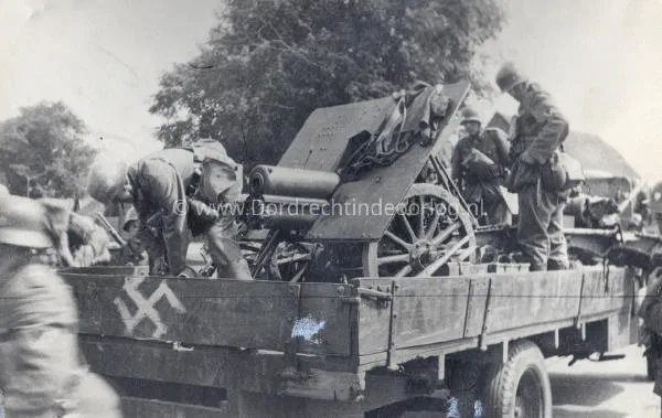 19. Duitse SKODA berggeschut op een vrachtwagen image