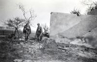 20. Duitse soldaten bij een vernietigde boerderij thumbnail