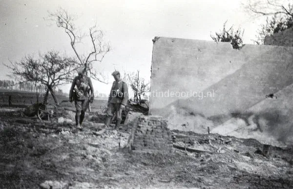 20. Duitse soldaten bij een vernietigde boerderij image