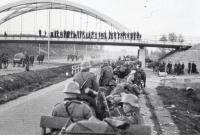 26. Duitse militairen op de Rijksstraatweg bij het Viaduct in Dordrecht tijdens de tweede wereldoorlog thumbnail