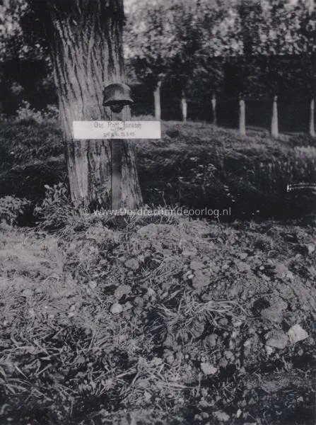 32. Het veldgraf van parachutist Karl Jarosch in Wielwijk tijdens de meidagen image