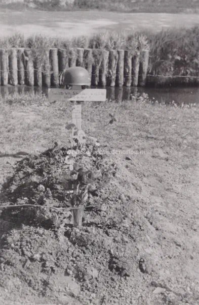 33. The field grave of paratrooper Willi Schröder in Wieldrecht in May 1940 image