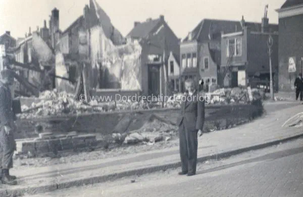 33. Dordrecht - De hoek Hoogt-Sluisweg mei 1940 image