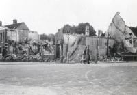 37. Door beschietingen in mei 1940 verwoestte woonhuizen aan de Hoogt - hoek Sluisweg thumbnail