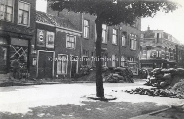 38. Nederlandse barricaden aan de Singel vlakbij de Spuiweg image