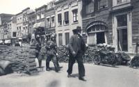 39. Duitse militairen op het Bagijnhof in Dordrecht in mei 1940 thumbnail