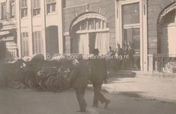 43.Het Bagijnhof in Dordrecht in mei 1940 image