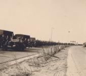55. Duitse voertuigen wachten op de Rijksstraatweg in Dordrecht in mei 1940 thumbnail