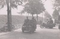 56. Parachutisten op motorfietsen op de Rijksstraatweg in Dordrecht in mei 1940 thumbnail