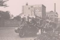 57. Parachutisten op de Dokweg in Dordrecht in mei 1940 thumbnail