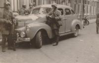 58. Parachutisten in mei 1940 in de La Reijstraat in Dordrecht thumbnail