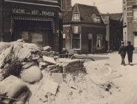 59. Dordtse burgers lopen langs het vernielde PAG aan de Elfhuizen in mei 1940 thumbnail
