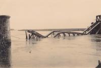 60. De vernielde Baanhoekbrug tussen Dordrecht en Sliedrecht in mei 1940 thumbnail