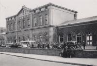 62. Gedemobiliseerde Nederlandse militairen bij het station in Dordrecht - mei 1940 thumbnail