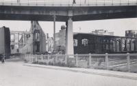 63. Oorlogsschade bij de Dokweg onder de oprit van de Zwijndrechtse brug - mei 1940 thumbnail