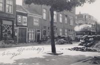 8. Hollandse militairen achter de barricaden aan de Singel tijdens de meidagen van 1940 thumbnail