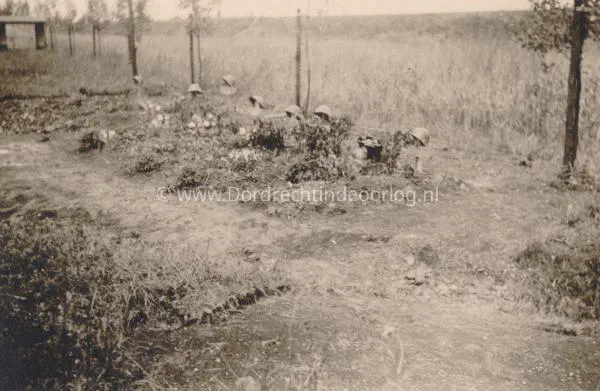31. Nederlandse veldgraven bij de Tweede Tol in Dubbeldam in mei 1940. image